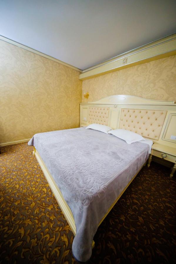 Deluxe Room (2 Adults + 1 Child)