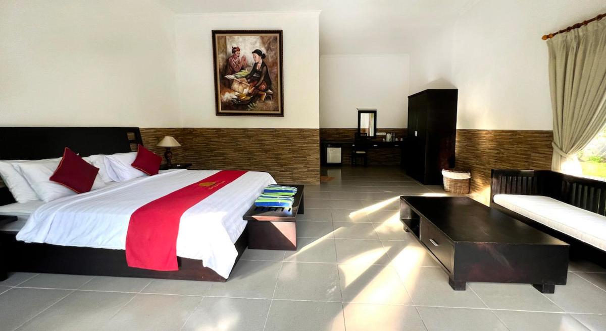 Zimmer mit Kingsize-Bett und Gartenblick. 