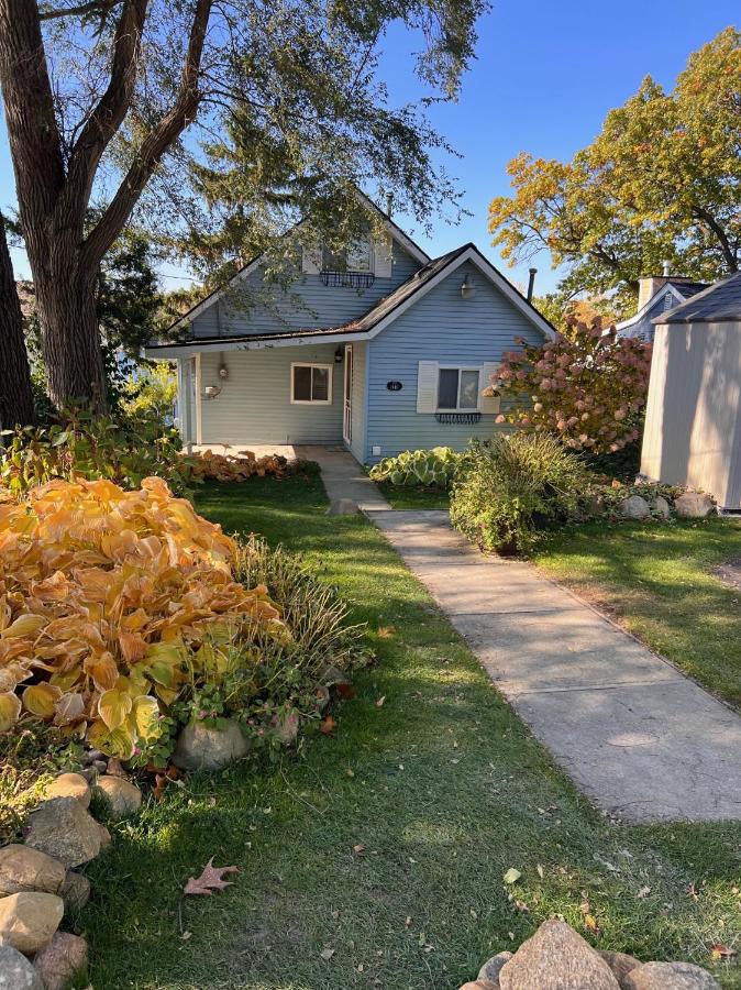 Casa Madre Chic Lakefront Cottage near Ann Arbor - B&B Whitmore Lake
