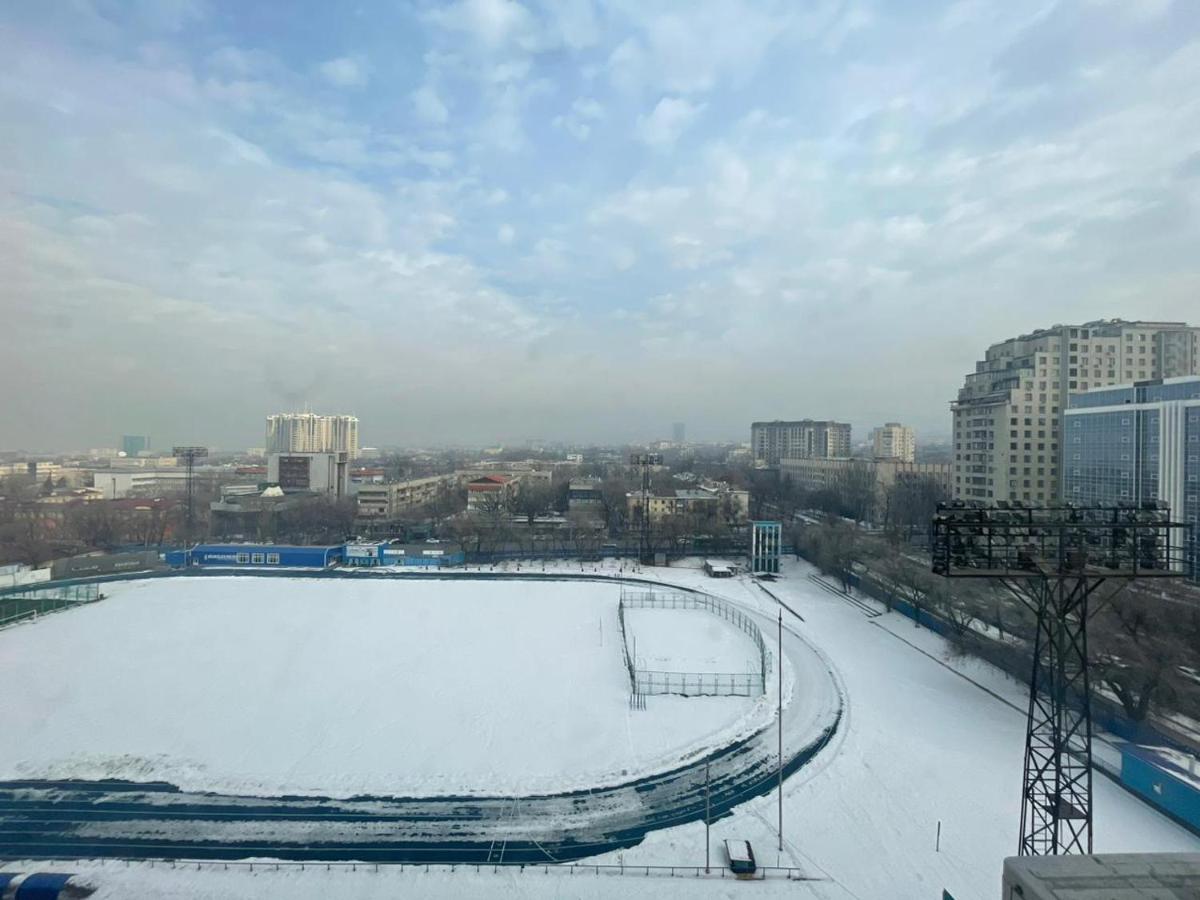 Студия КОЛОС в центре с шикарным видом из окна - Chambres d’hôtes Almaty