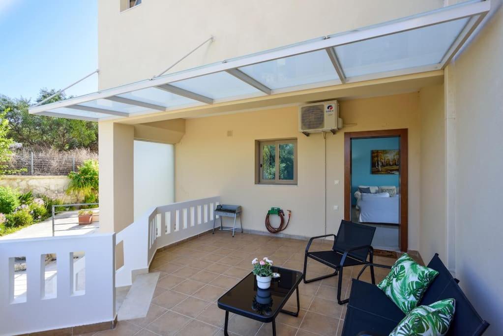 PanDora maisonette with beautiful gardens and pool - Bed and Breakfast