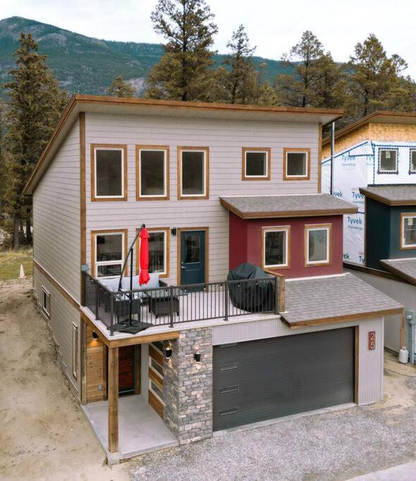 Oasis Getaway, Mins to Lake, King Bed, Dbl Garage - B&B