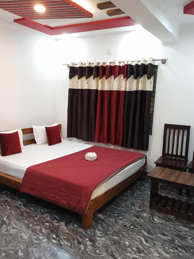 Deluxe Double Room (2 Adults + 1 Child)