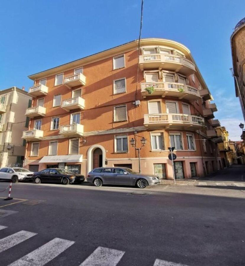 GIALLA Ridi Che Ti Passa - B&B