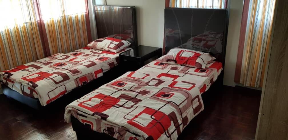 Chambre Lits Jumeaux avec Salle de Bains Commune