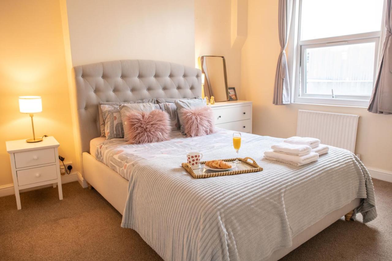 B&B London - Lovely 4-Bed Flat in North Acton with High-Speed WiFi - Bed and Breakfast London