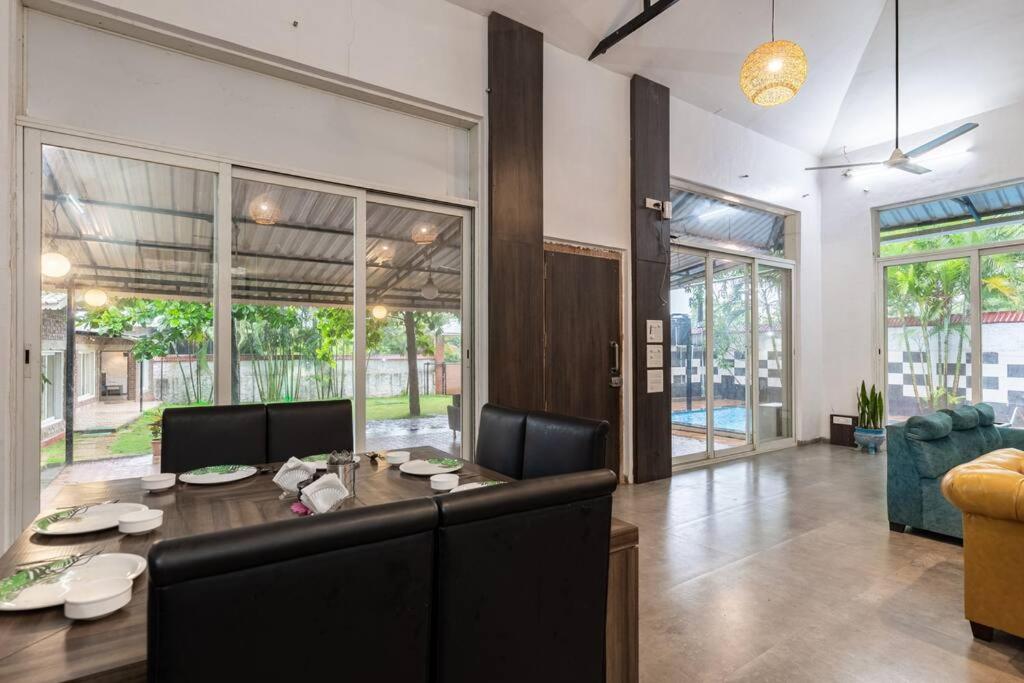 Stay Leisurely Country House, 4BHK Pool Karjat - B&B Karjat