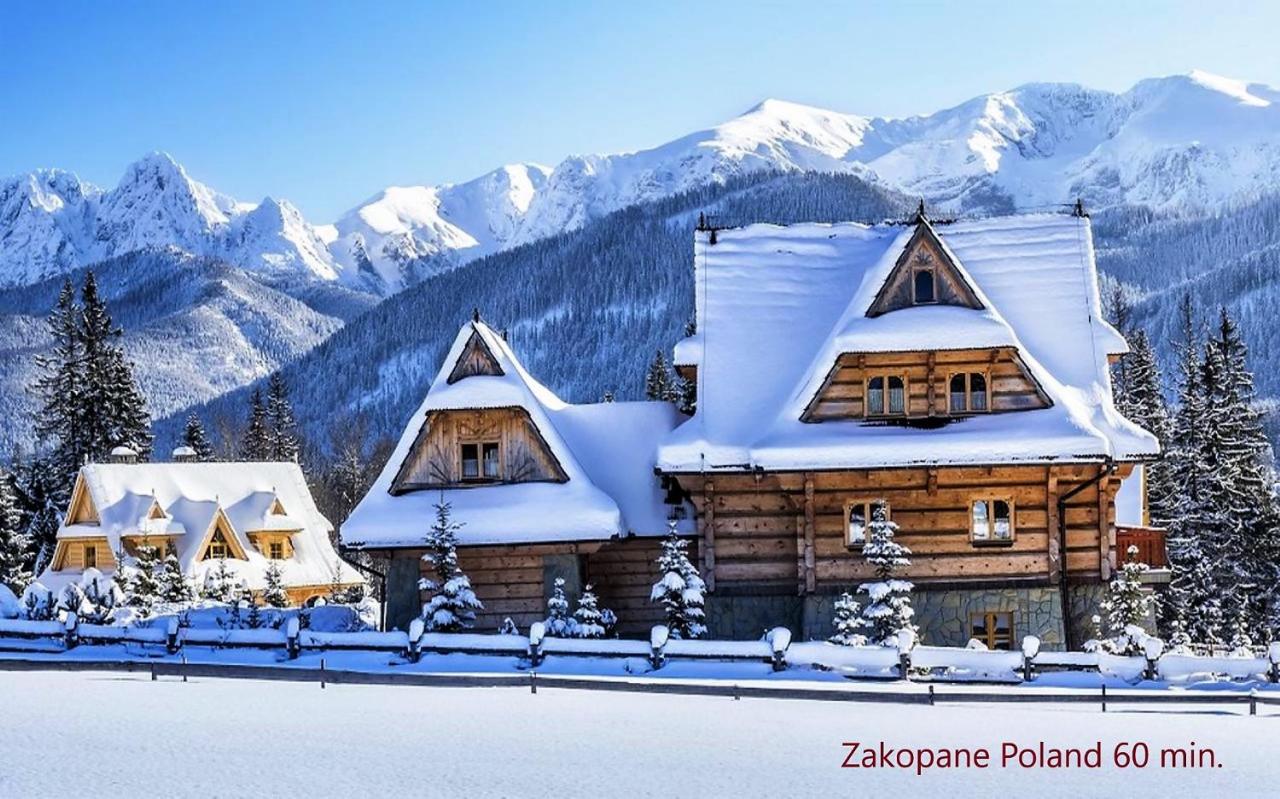 Apartment with Mountain View