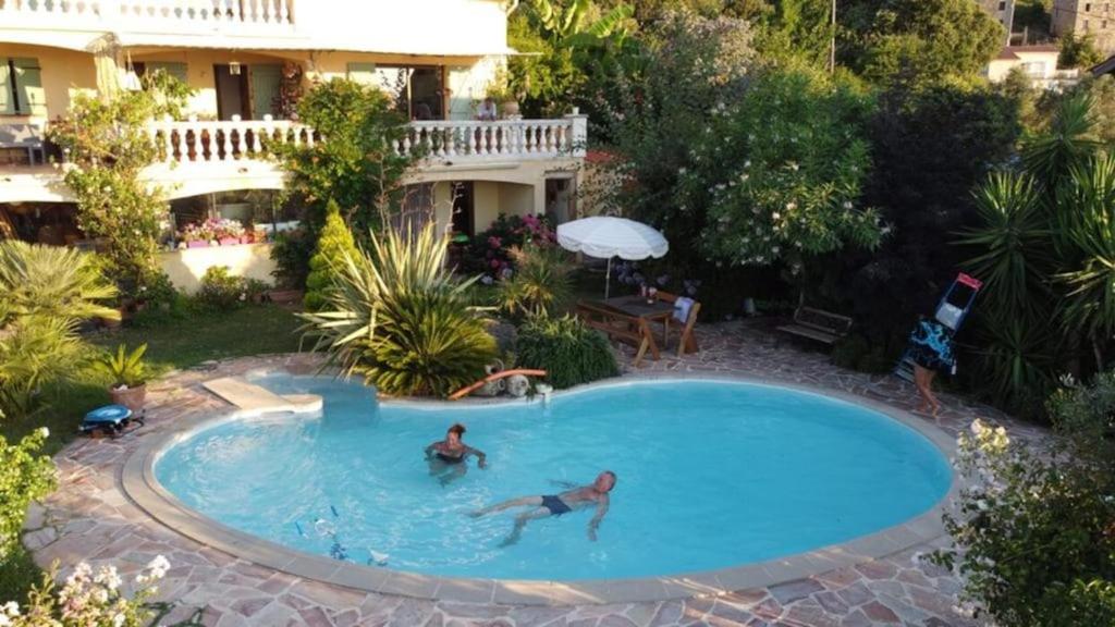 Petit coin de paradis, vue panoramique mer &montagne, piscine privée... - B&B