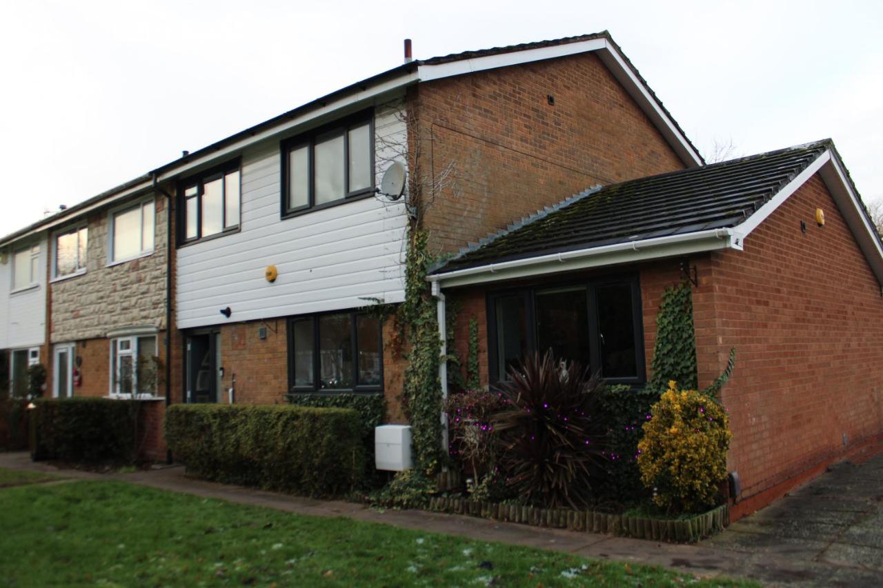 Stylish 4-Bedroom House near NEC/BHX - Chambres d’hôtes Solihull