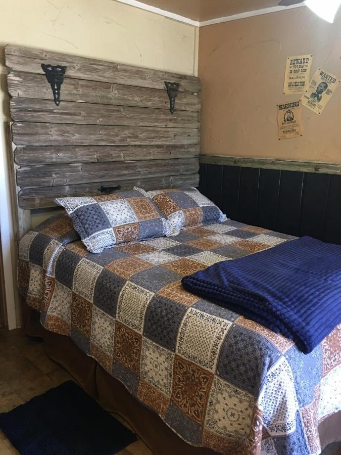 B&B Canton - Acorn Hideaways Canton Rustic Old West Frontier Suite - Bed and Breakfast Canton