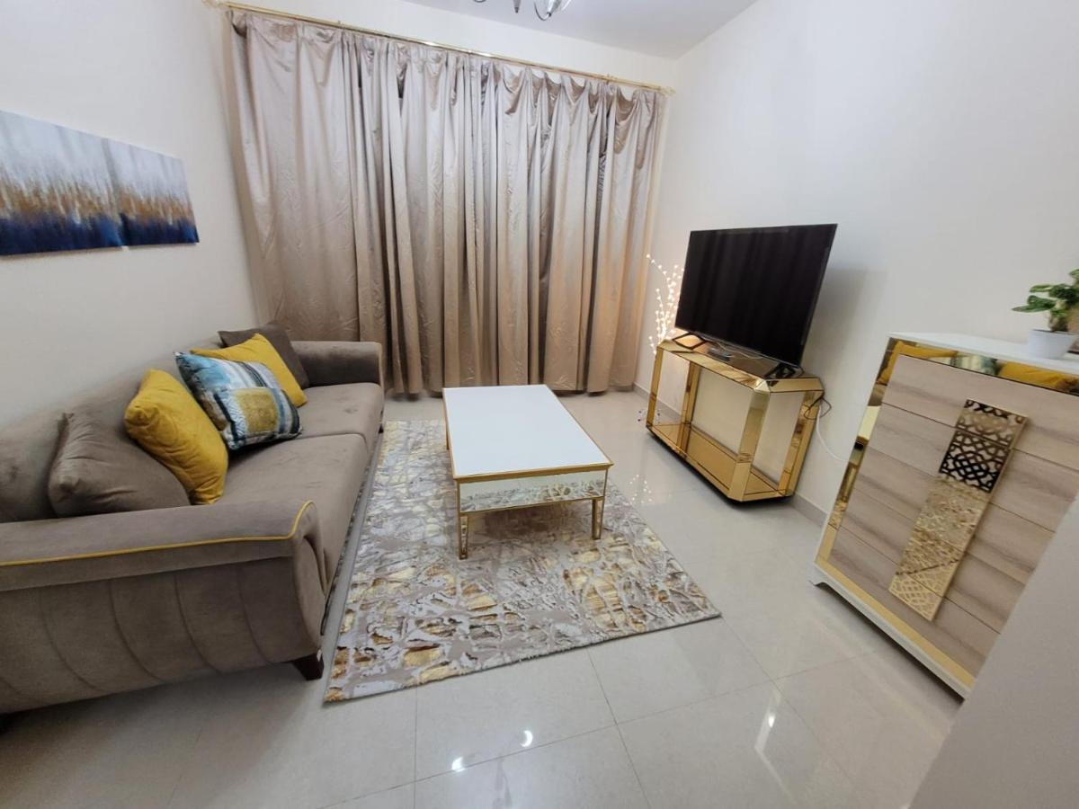 B&B Sharjah - Spacious & Comfortable 1 BR and 1 Living Room Apartment Near Sharjah University City - Bed and Breakfast Sharjah