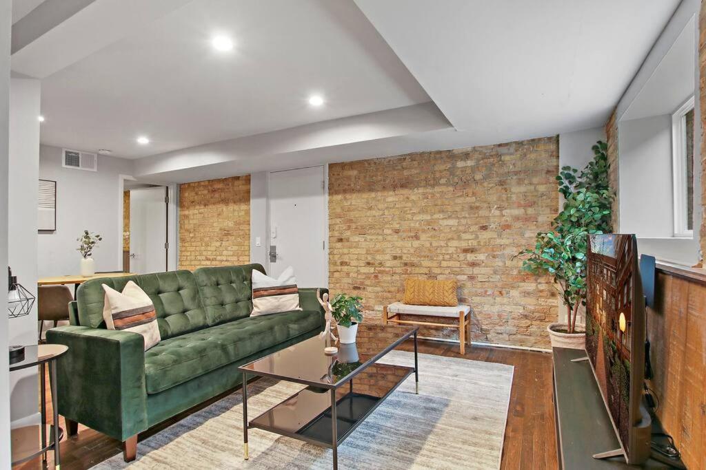 Stylish & Blissful 2BR Apartment in Chicago - Barry 837-GB - B&B