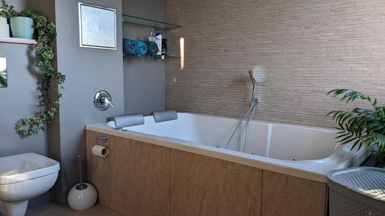 Luxurious villa-apartment with spacious terrace - Bed and Breakfast