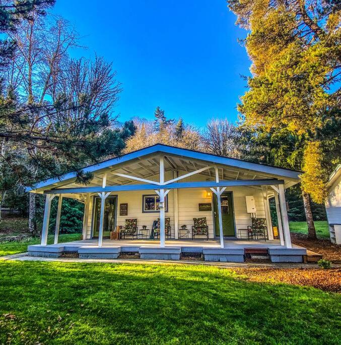 Bright, Updated Waterfront Cottage Pets Welcome! - B&B