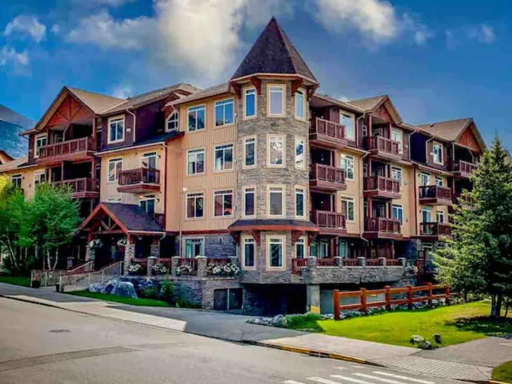 B&B Canmore - Mountain View 1 BR Condo With Gym & Hot-Tubs - Bed and Breakfast Canmore