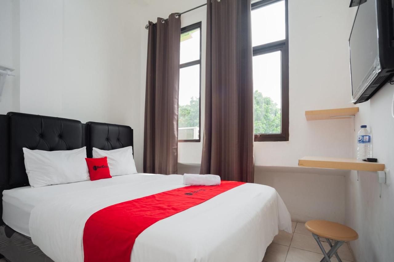 B&B Palembang - RedDoorz at Jalan Bangau Palembang - Bed and Breakfast Palembang