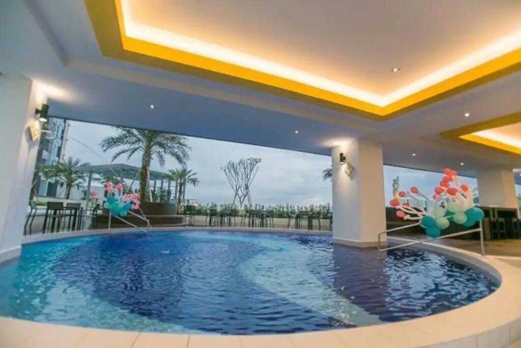 IPOH CITY CENTRE Majestic Homestay Pool View 3 mins Walking to Famous Food Places & 15mins to Old Town Ipoh by Happy Homestay - Bed and Breakfast