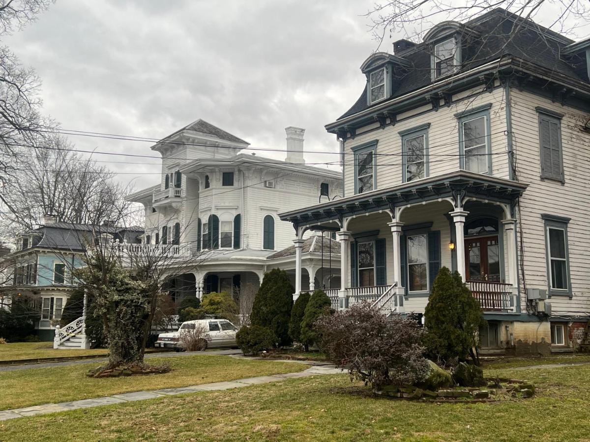 B&B Poughkeepsie - 1 Br Private Victorian Apt in convenient City location on 5 acre, sleeps 4 - Bed and Breakfast Poughkeepsie