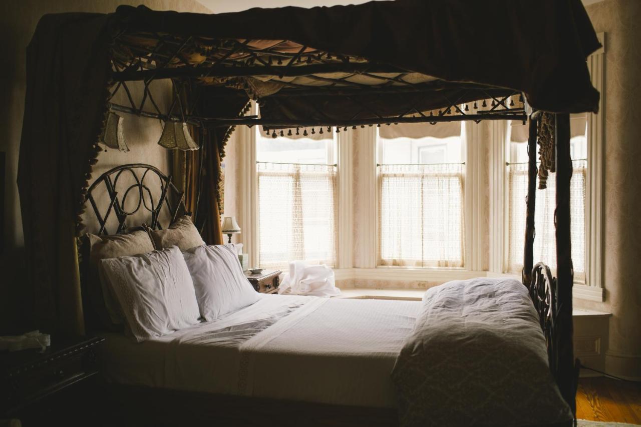 Deluxe Queen Room: Lace Room