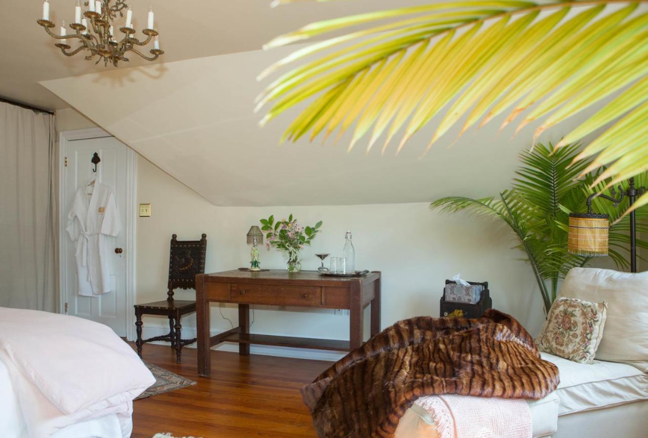 Deluxe Queen Room: Bamboo Room