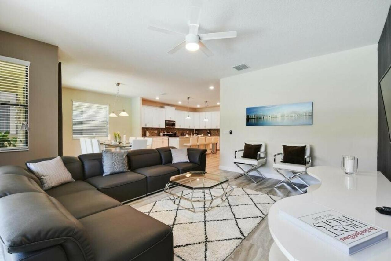 Amazing 6 Bedrooms5 BathPool at Solterra Resort - Chambres d’hôtes Davenport