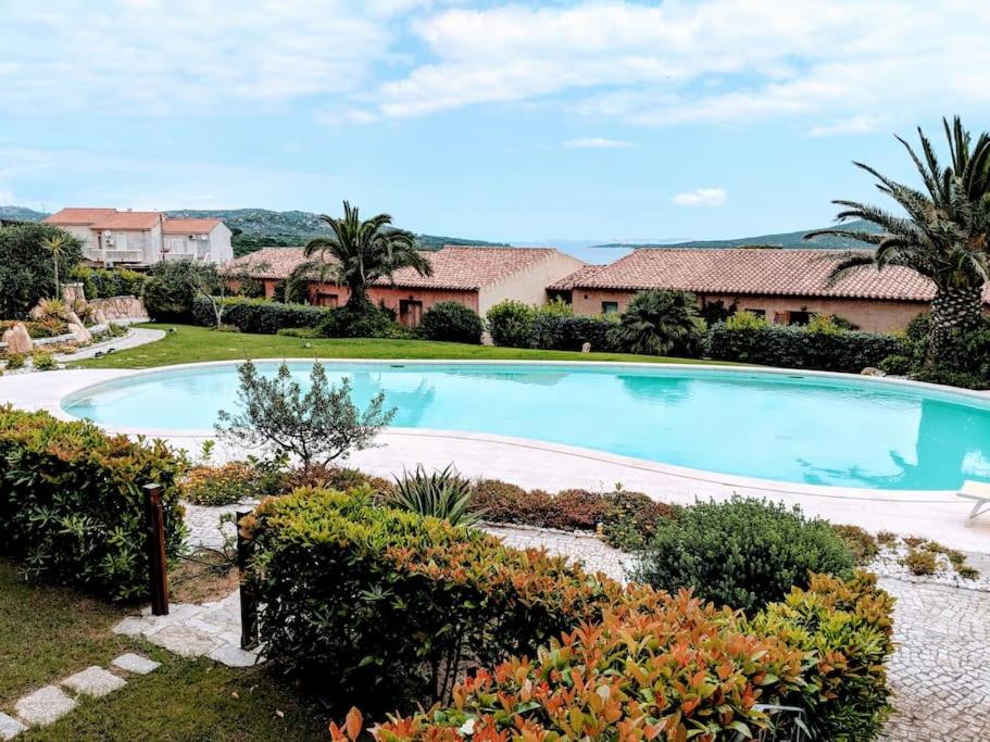Boutique Apartment no 24 with Sea View and large Pool - B&B