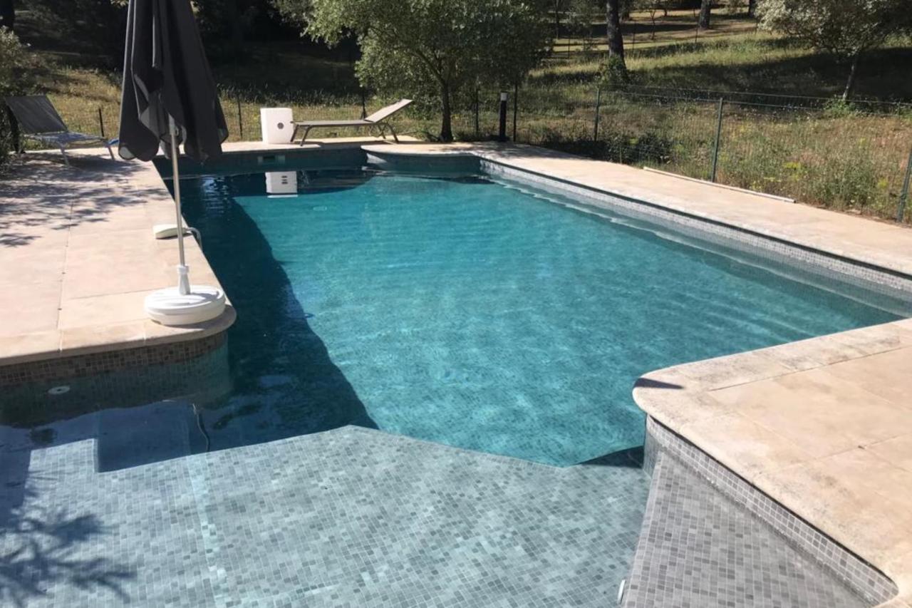 Beautiful house in the heart of its pine forest - private pool - B&B Les Taillades