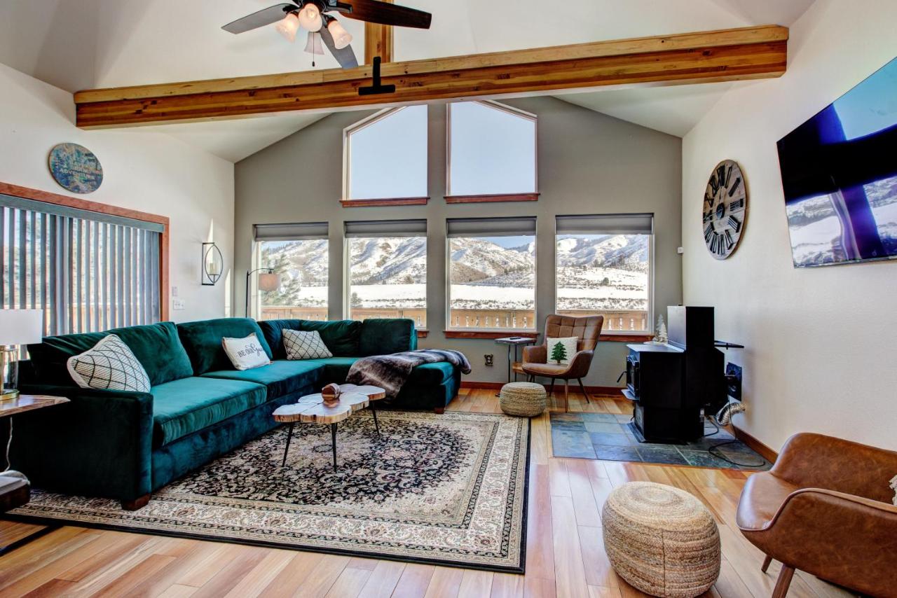 B&B Boise - Twin Pines Cabin in Wilderness Ranch on Hwy 21, AMAZING Views, 20 ft ceilings, fully fenced yard, pet friendly, , Go paddle boarding at Lucky Peak, or snowshoeing in Idaho City and take in the hot springs, sleeps 10! - Bed and Breakfast Boise