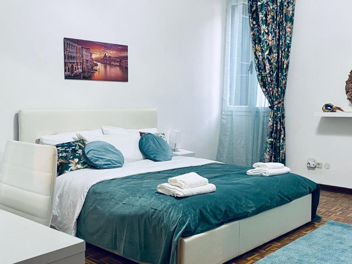 Zimmer mit Queensize-Bett und Gemeinschaftsbad