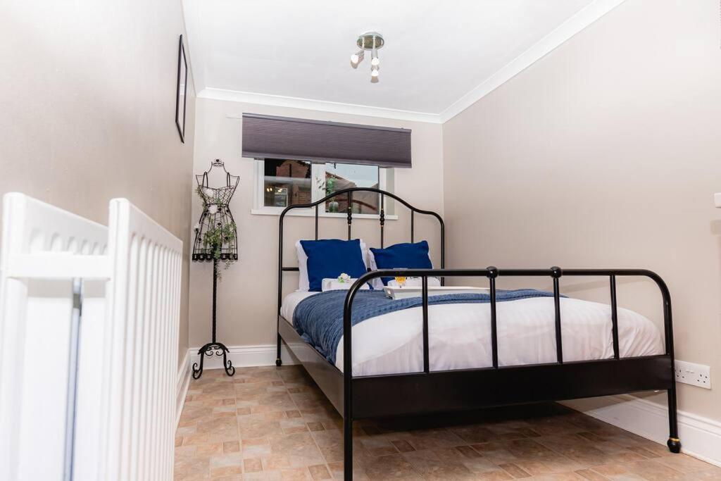 The Grove, 4BR sleeps 7, central, Parking & Wi-Fi - B&B