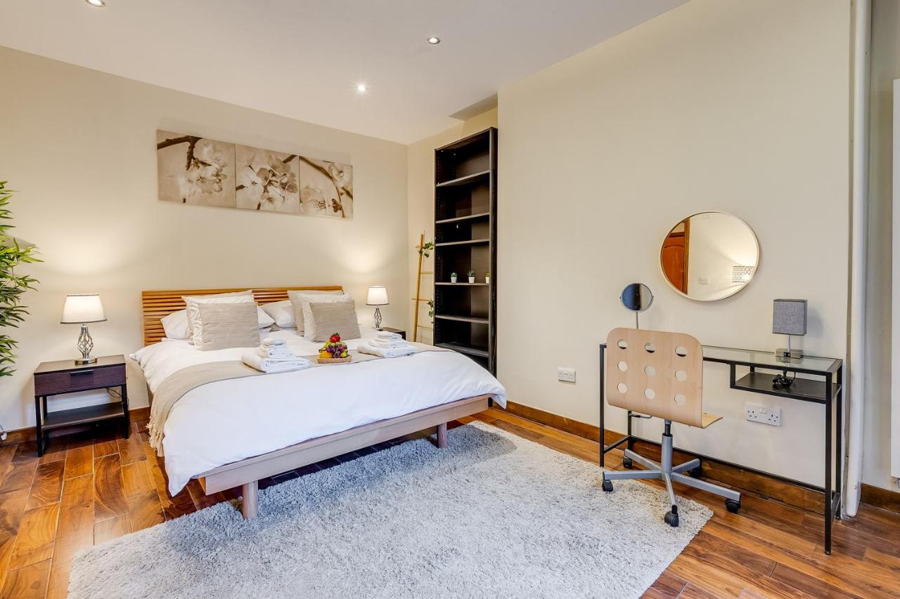 B&B London - 2 Bed Flat in Earls Court, London. 3 min from Tube - Bed and Breakfast London