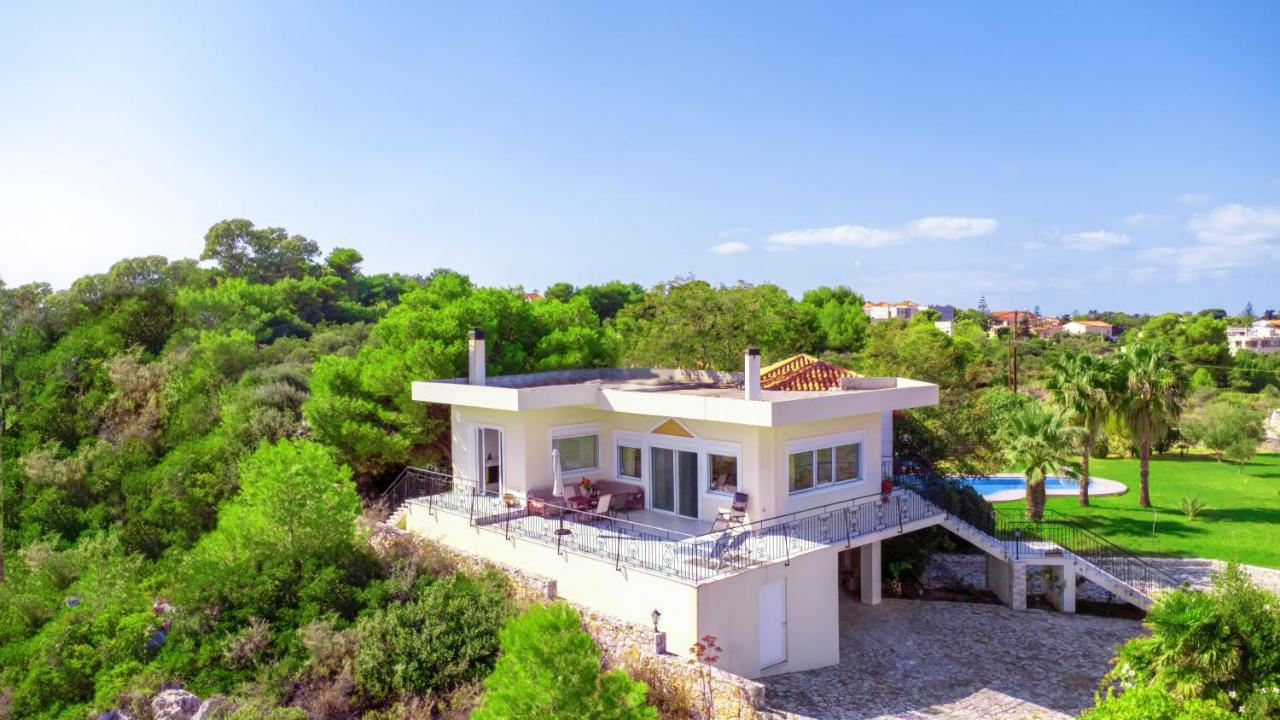 Villa Afroditi in Chania near Airport with Private Pool, Free Wi-Fi, Souda Bay Views, Garden Oasis - B&B
