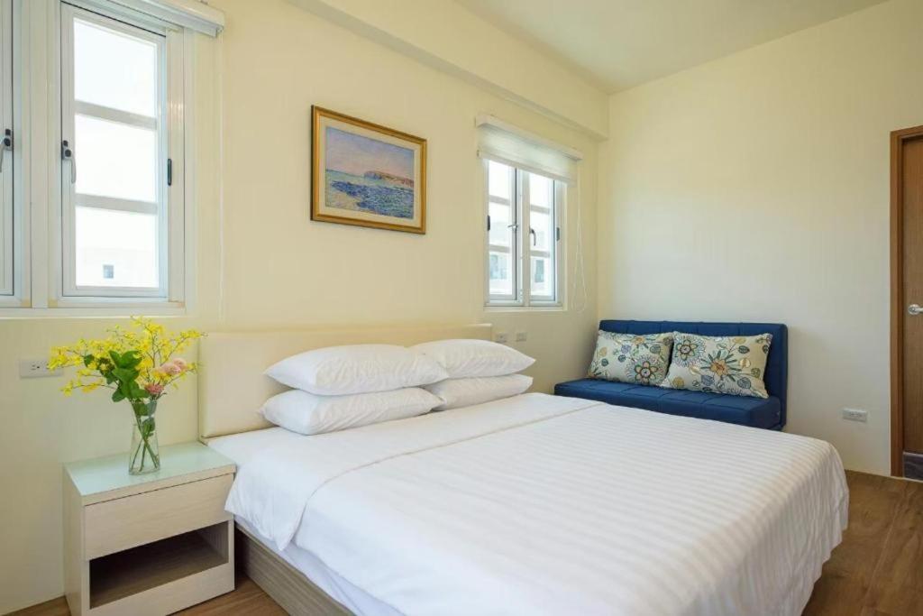 Habitación con cama grande y balcón