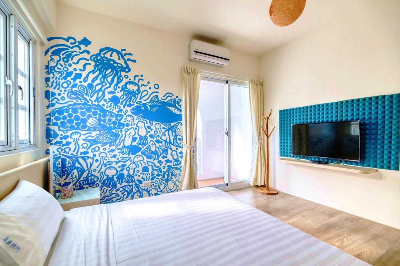Habitación con cama grande y balcón