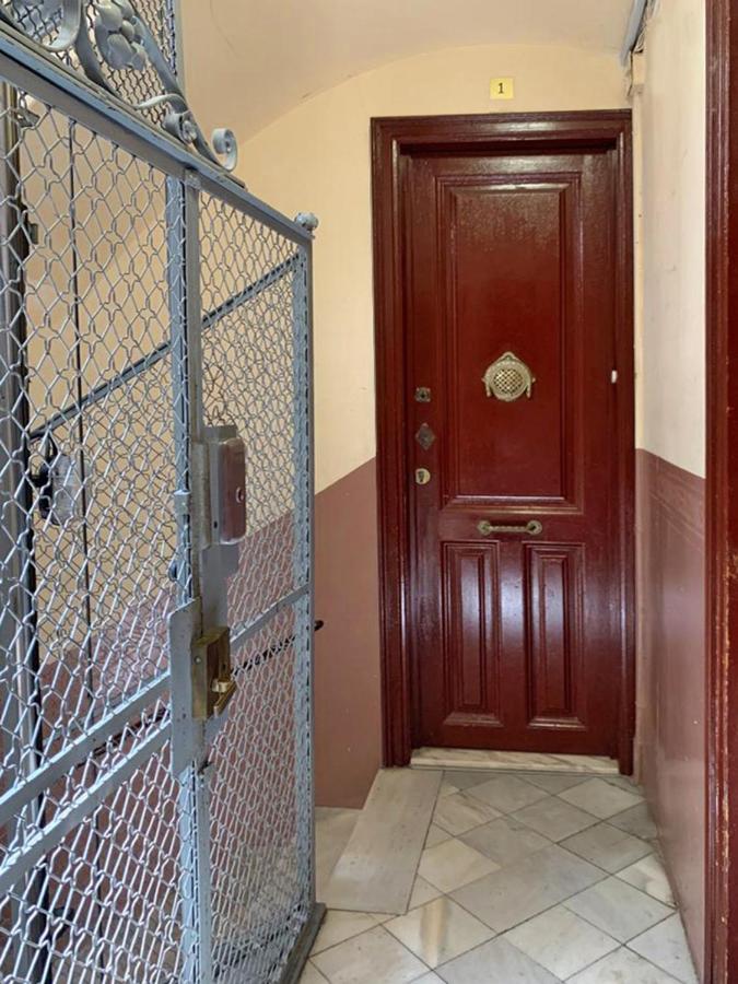 Newly Renovated Stylish Eixample - Great Location - Bed and Breakfast Barcelona