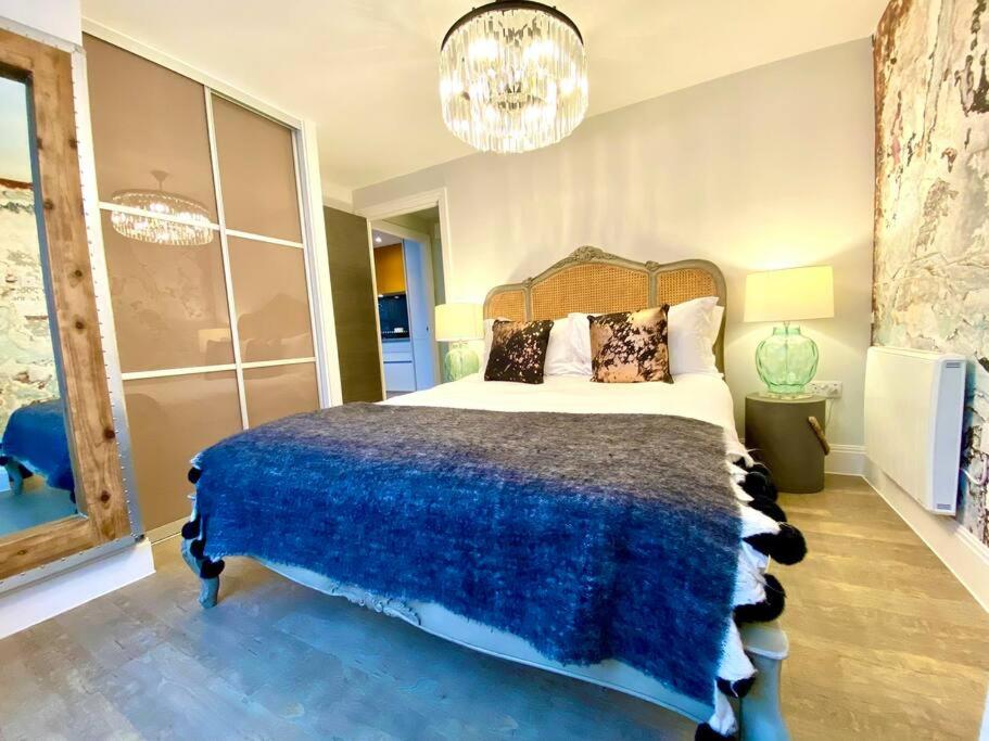 Elegant Apartment - 1 Minute walk to Poole Quay - Great Location - Free Parking - Fast WiFi - Smart TV - Newly decorated - sleeps up to 2! Close to Poole & Bournemouth & Sandbanks - Bed and Breakfast