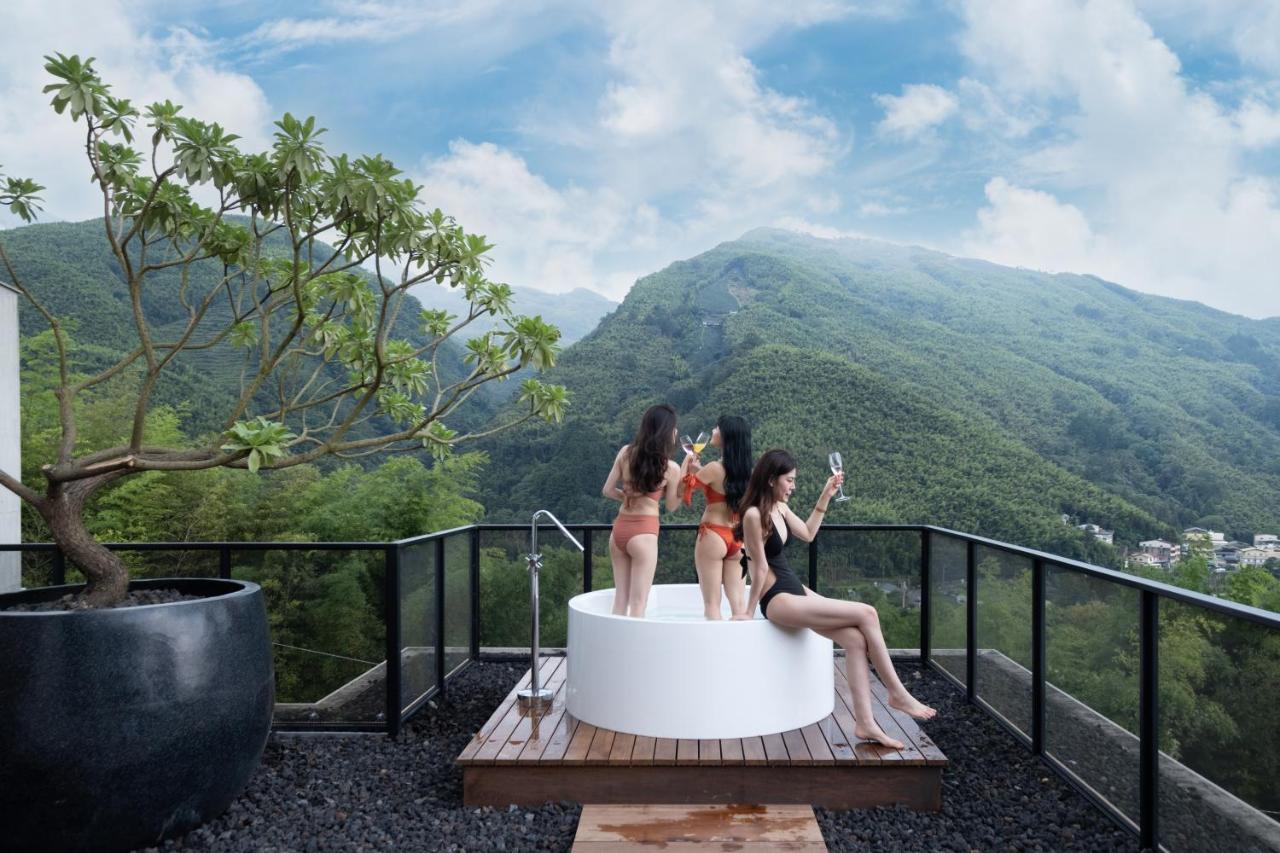 Suite con cama grande y balcón