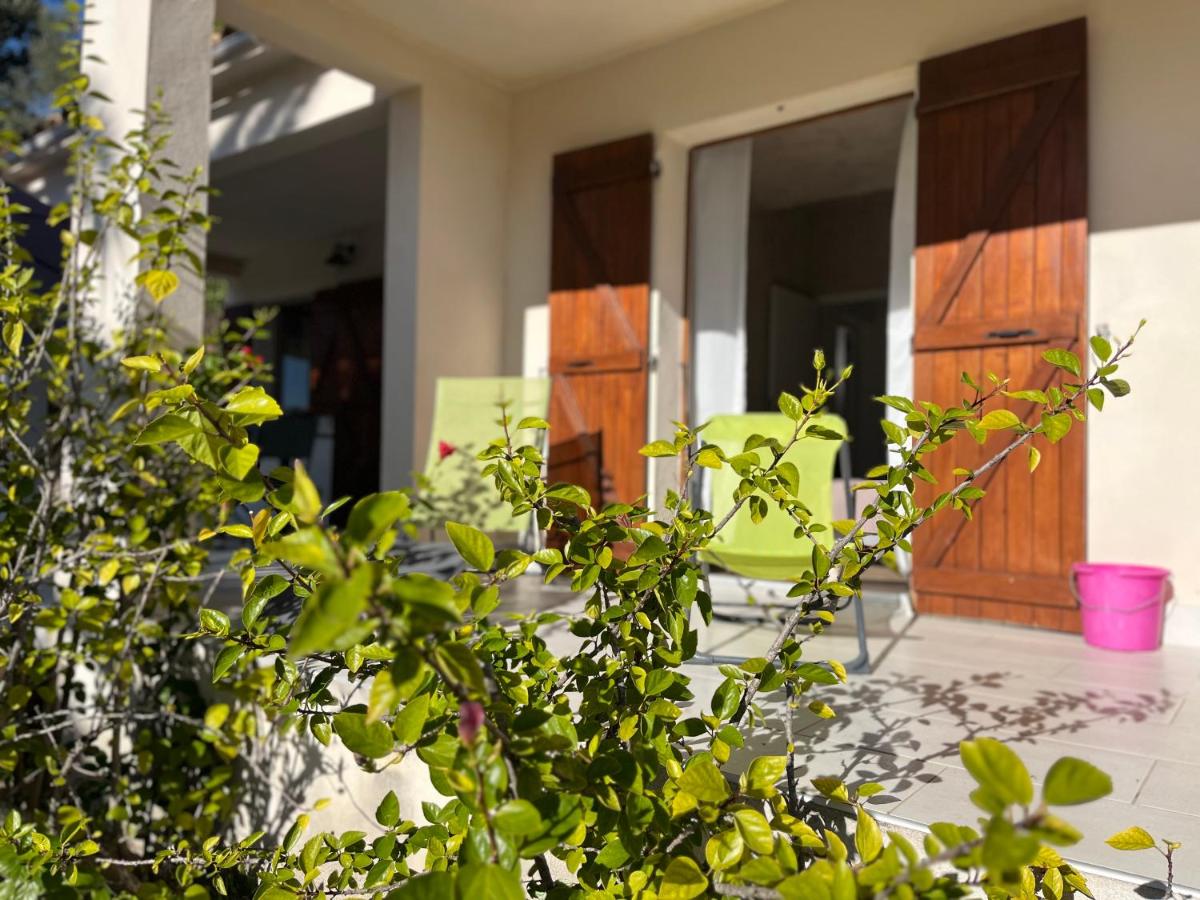Solenzara- appartement 5 personnes vue mer dans résidence avec piscine - B&B