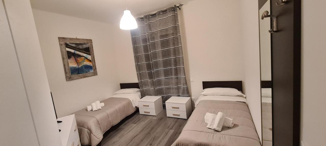 Zweibettzimmer mit eigenem Bad außerhalb des Zimmers