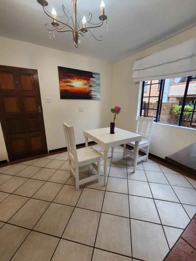 B&B Centurion - 64 2bed 2bath, private garden - Bed and Breakfast Centurion