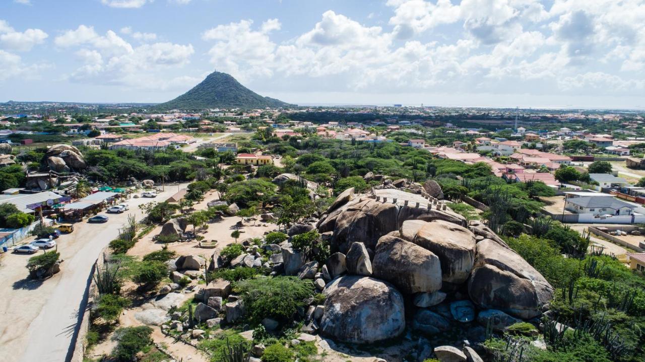 Upscaled And Modern Oceanfront Apartment - B&B Oranjestad