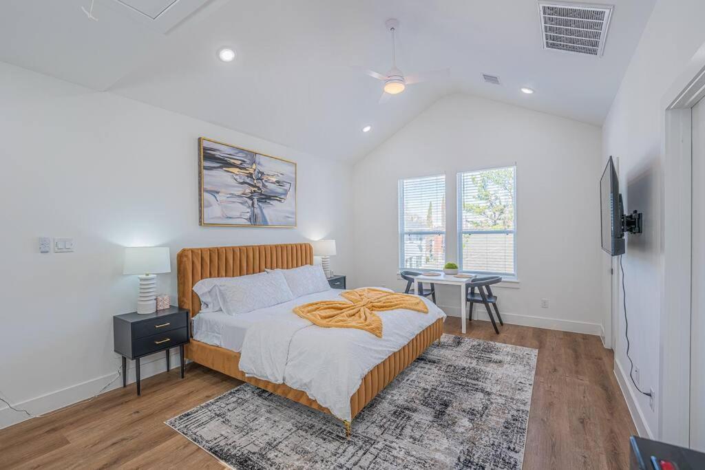 The Right Studio @ East Downtown - B&B Houston