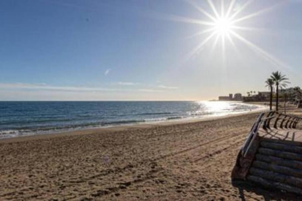 Stylish Seaside 3 Bed Apartment with Terrace + Sea View - Chambres d’hôtes Benalmádena
