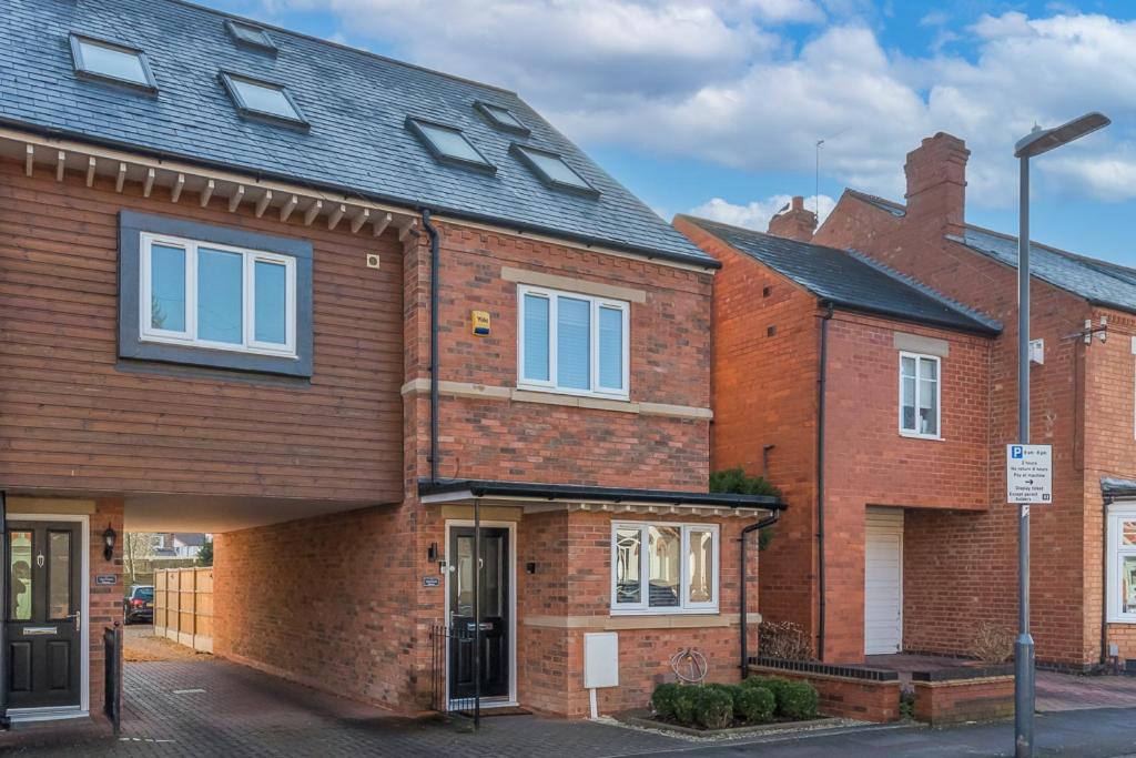 Castle Townhouse Kenilworth - Private Parking - 24 Hr Gym Access - Town Centre - Ferienwohnung