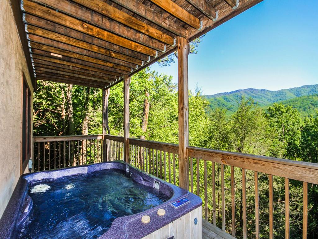 B&B Gatlinburg - Majestic View, 1 Bedroom, Sleeps 2, Jetted Tub, Mountain View, Hot Tub - Bed and Breakfast Gatlinburg