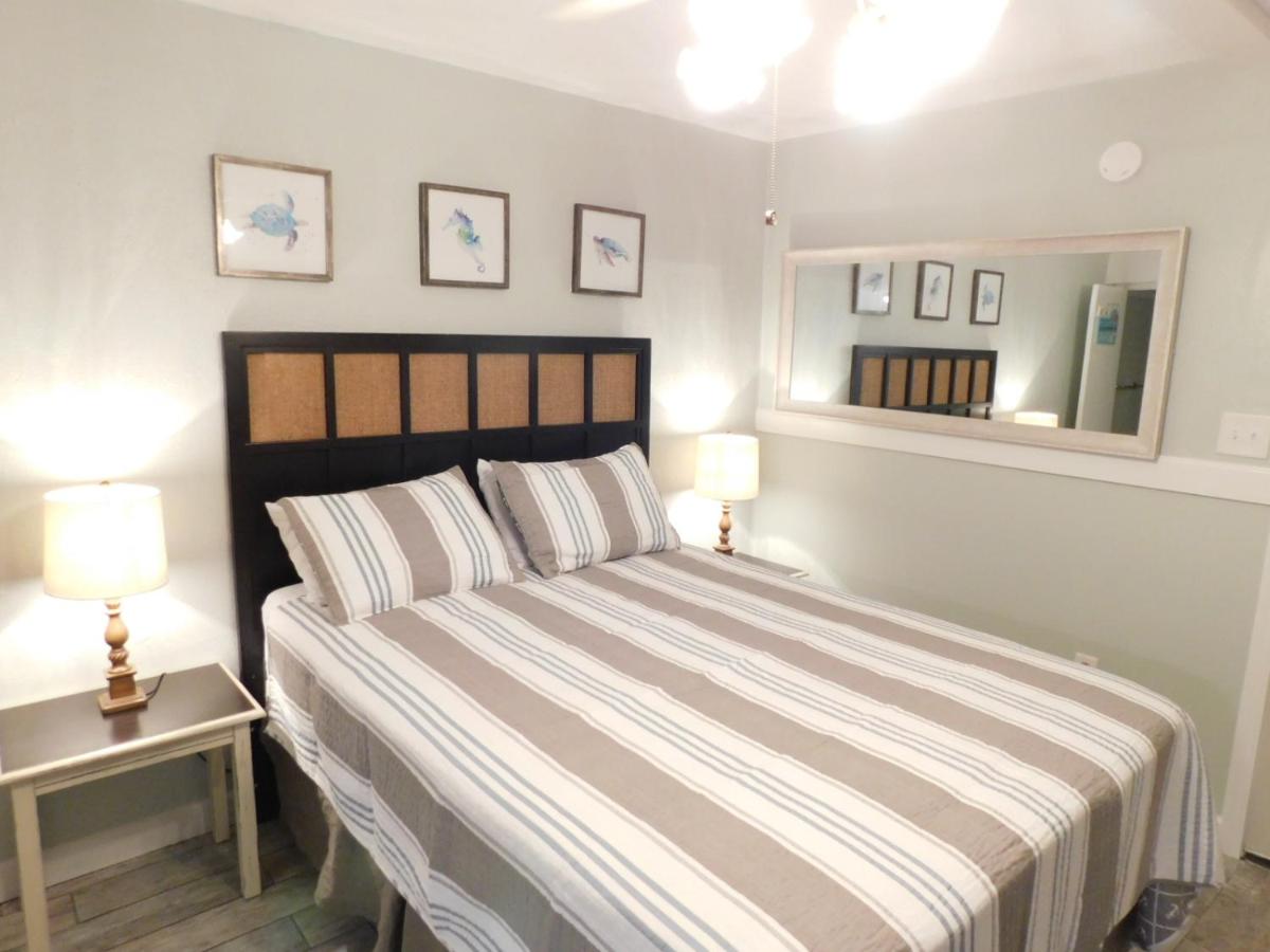 Budget Friendly Condo Perfect for a Romantic Getaway within Walking Distance to the Beach! - B&B Gulf Shores