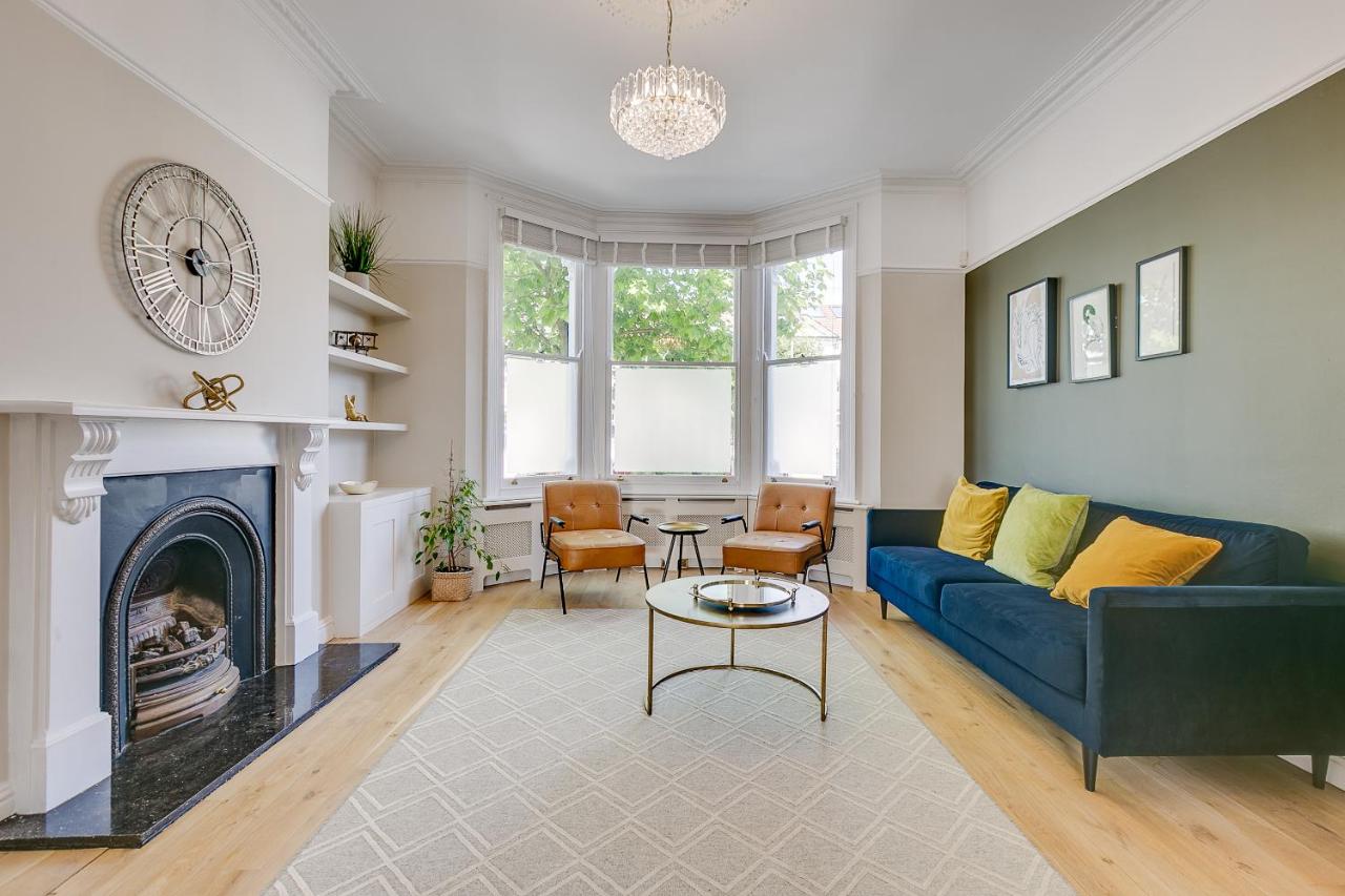 B&B London - Boutique Victorian 4 Bed House with Garden in Balham - Bed and Breakfast London