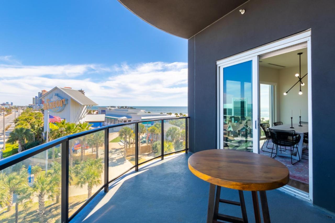 Glamorous 5 BR Condo right next to The Hangout! - B&B