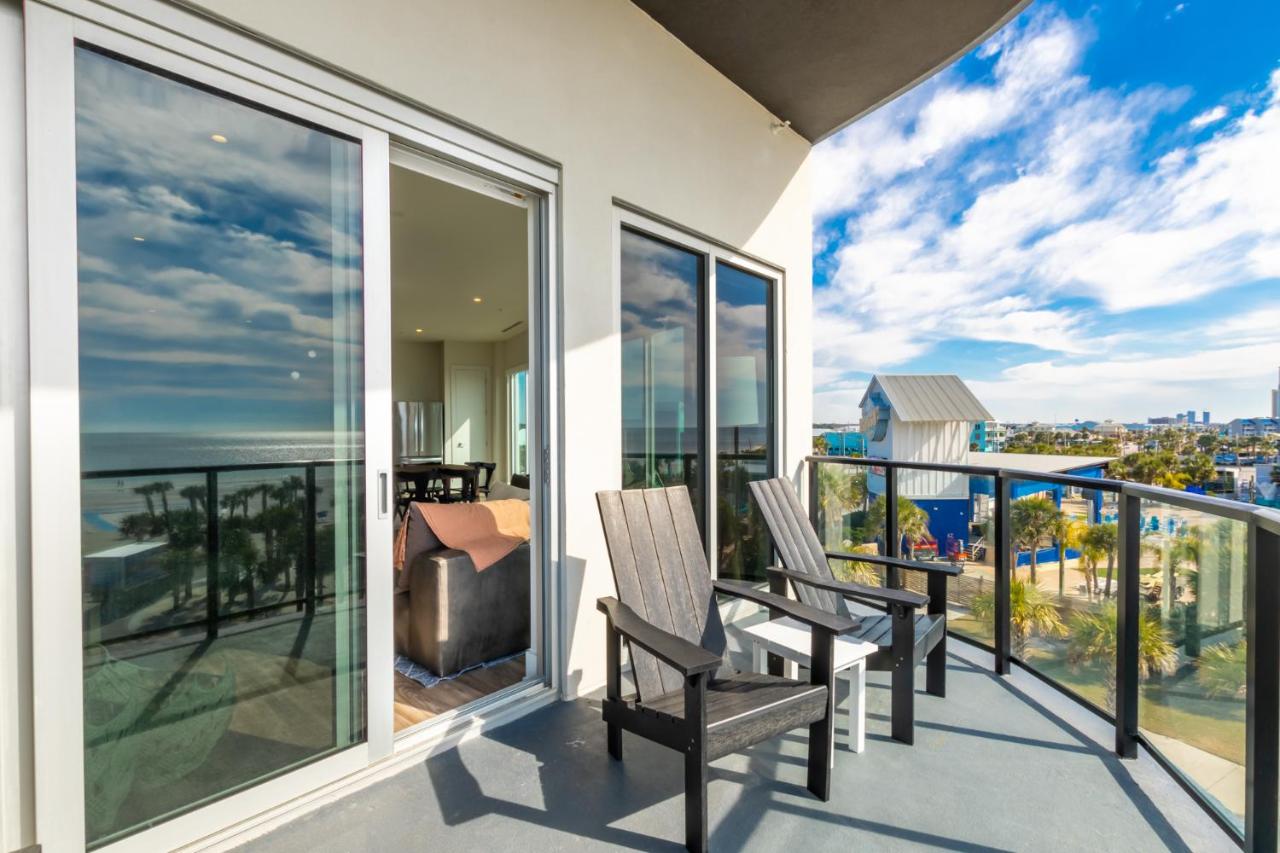 Spacious 4 BR Beachfront, Luxury Condo Next to the Hangout- GP 301 - B&B